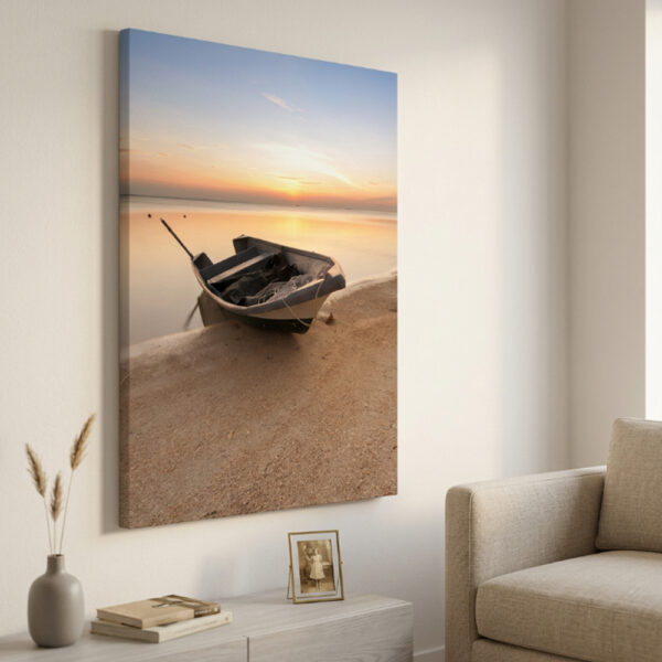 Quadro praia com barco ao amanhecer para decoração moderna e sofisticada